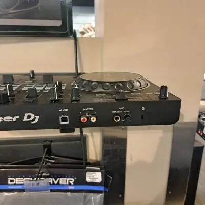 Pioneer DJ - DDJ-REV1 2